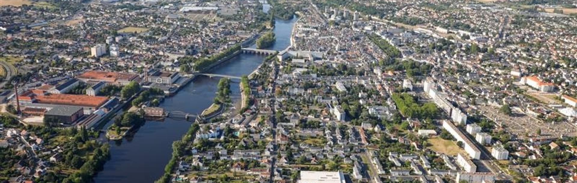 Châtellerault vue du ciel Copyright Pirenaic