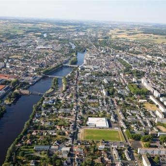 Châtellerault vue du ciel Copyright Pirenaic