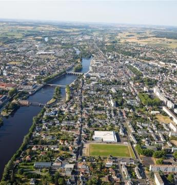 Châtellerault vue du ciel Copyright Pirenaic