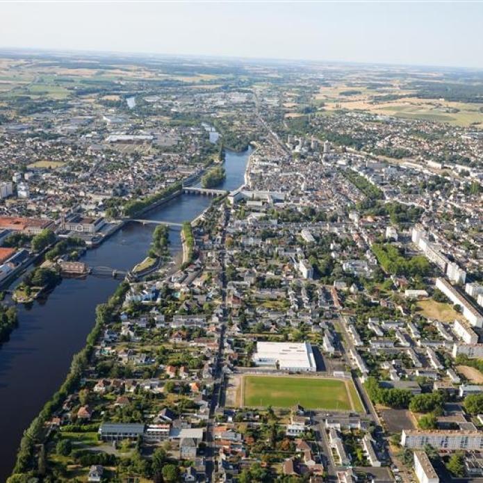 Châtellerault vue du ciel Copyright Pirenaic