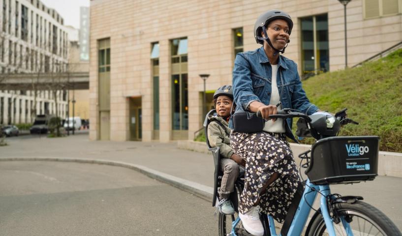 Mère et enfant sur un vélo Véligo