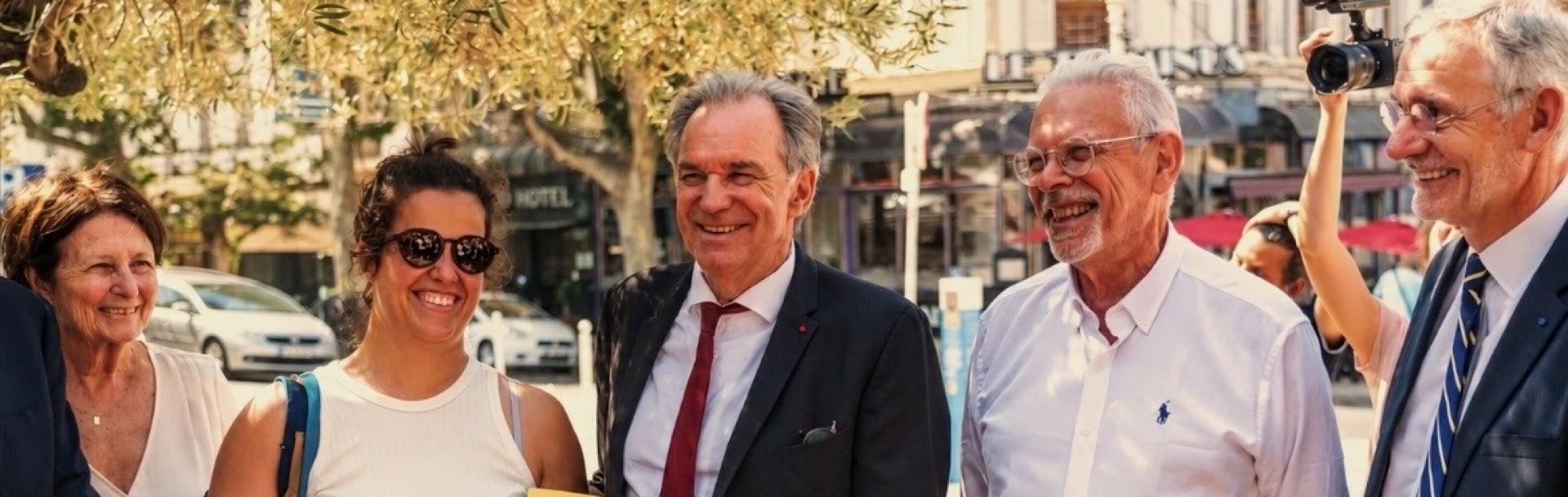 Photo de la cérémonie du 1er anniversaire de l'offre ZOU! Marseille-Toulon-Nice, le 30 juin 2026 : une voyageuse récompensée comme 5 000 000ème passagère pose avec un chèque symbolique, entourée d'élus de la Région Sud, de représentants de l'État, de Transdev et de SNCF Gares & Connexions.