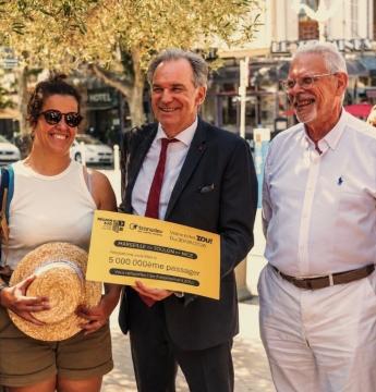 Photo de la cérémonie du 1er anniversaire de l'offre ZOU! Marseille-Toulon-Nice, le 30 juin 2026 : une voyageuse récompensée comme 5 000 000ème passagère pose avec un chèque symbolique, entourée d'élus de la Région Sud, de représentants de l'État, de Transdev et de SNCF Gares & Connexions.