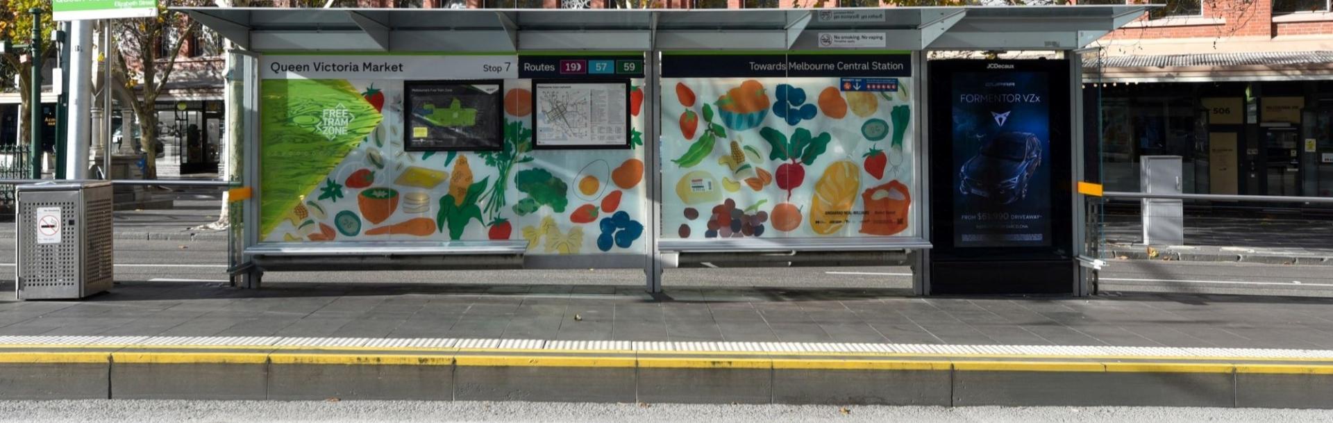 Abri de tram du Queen Victoria Market à Melbourne, habillé de l'œuvre colorée d'Angharad Neal-Williams — initiative Art Stops de Yarra Trams.
