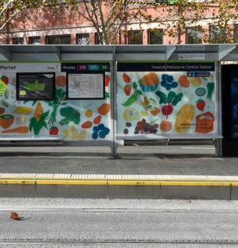 Abri de tram du Queen Victoria Market à Melbourne, habillé de l'œuvre colorée d'Angharad Neal-Williams — initiative Art Stops de Yarra Trams.