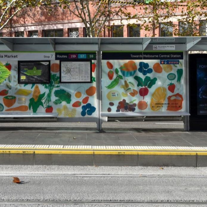 Abri de tram du Queen Victoria Market à Melbourne, habillé de l'œuvre colorée d'Angharad Neal-Williams — initiative Art Stops de Yarra Trams.