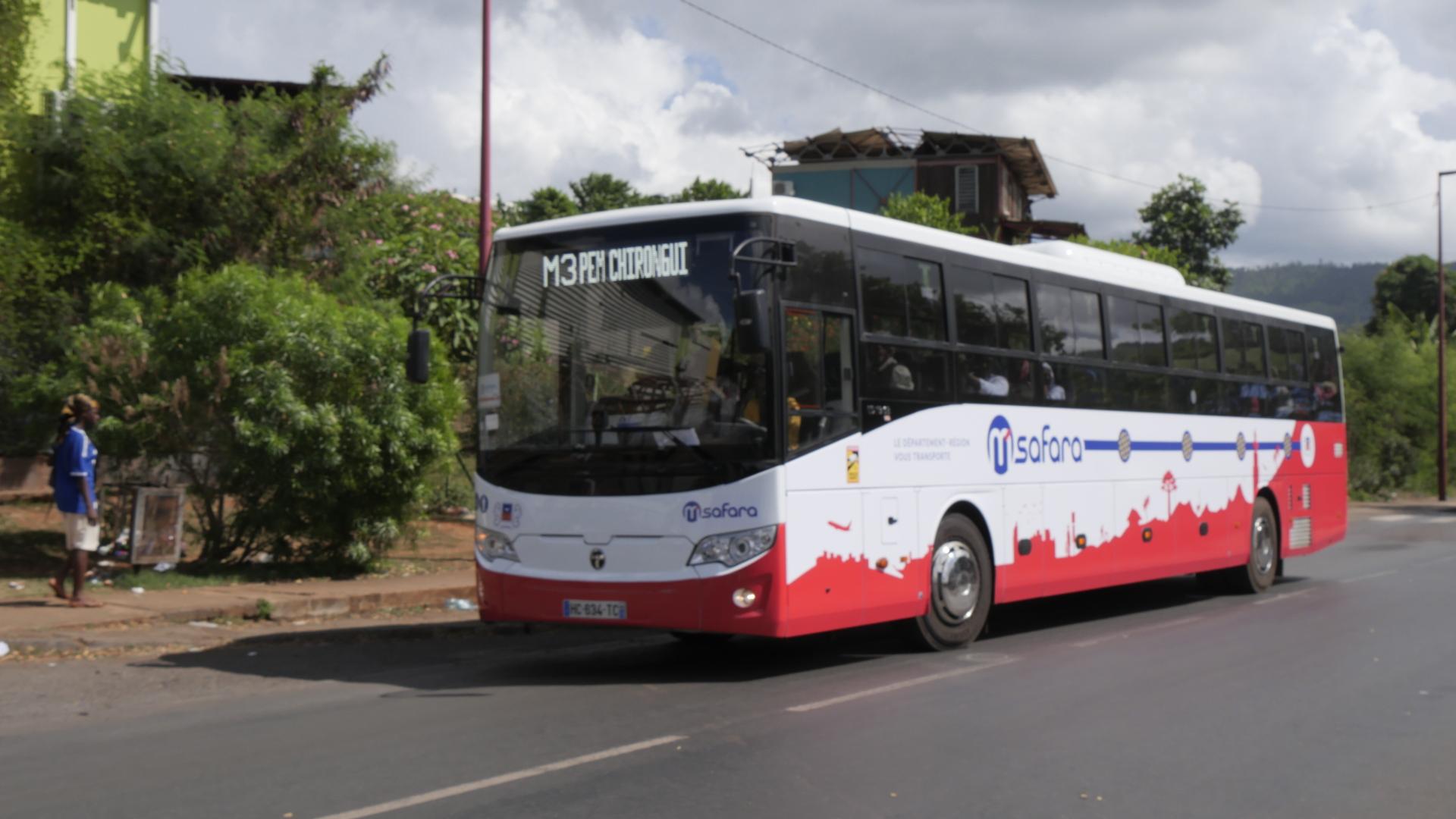 bus qui roule sur une route