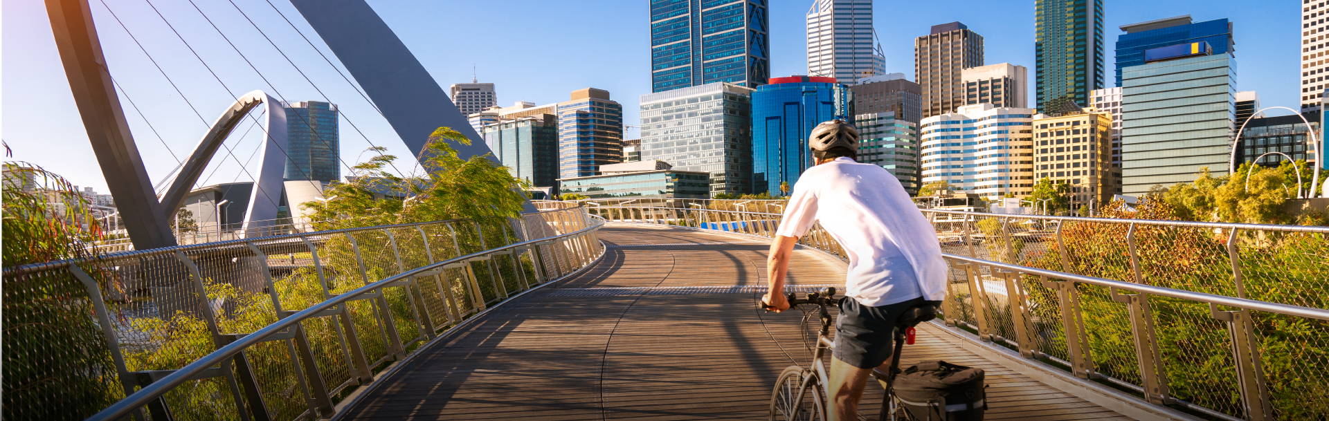 Homme à vélo sur un pont en ville