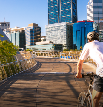 Homme à vélo sur un pont en ville