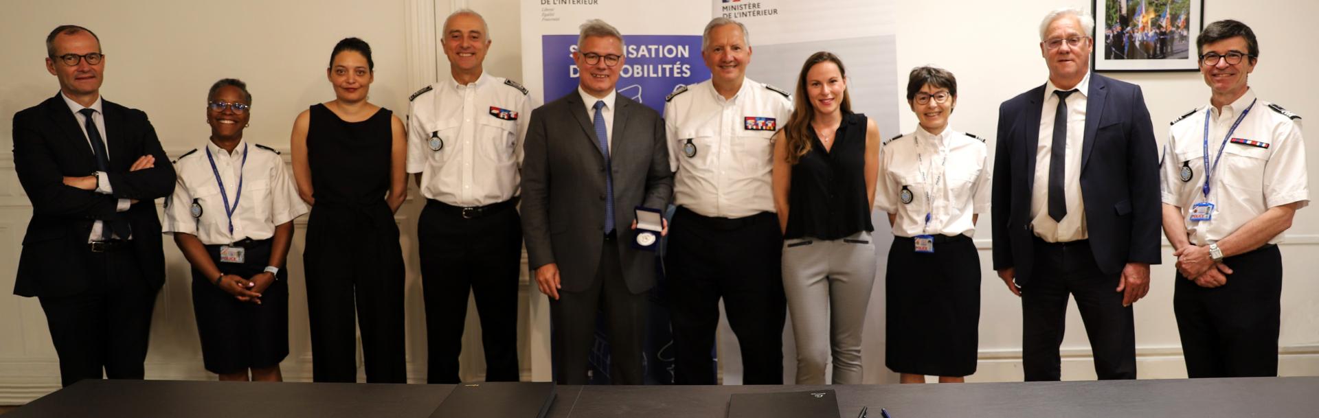 photo de groupe avec police nationale et plusieurs collaborateurs Transdev