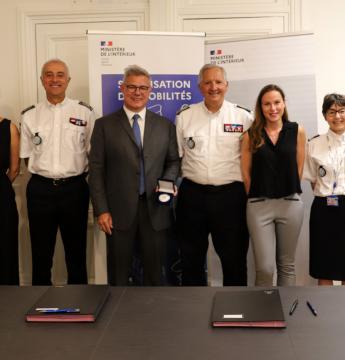 photo de groupe avec police nationale et plusieurs collaborateurs Transdev