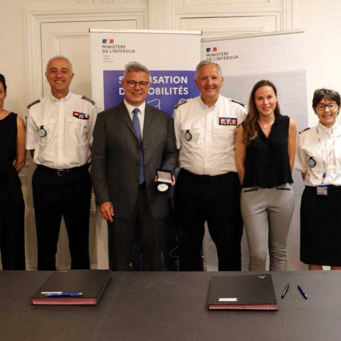 photo de groupe avec police nationale et plusieurs collaborateurs Transdev
