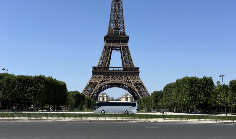 Car Transdev devant la Tour Eiffel