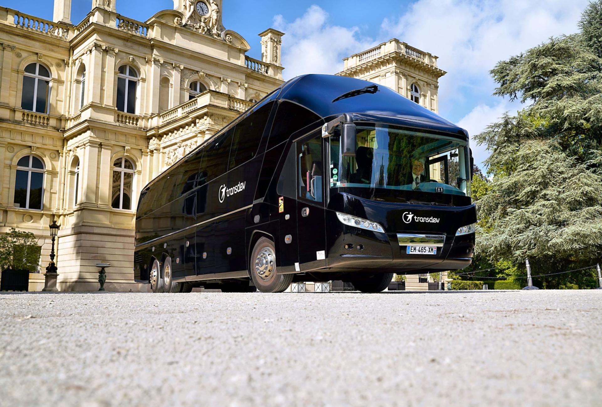 Car Transdev noir devant un château
