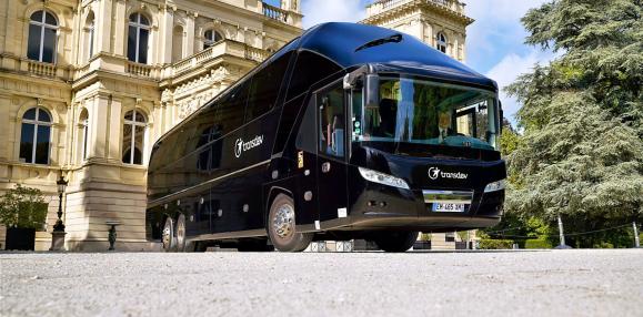 Car Transdev noir devant un château