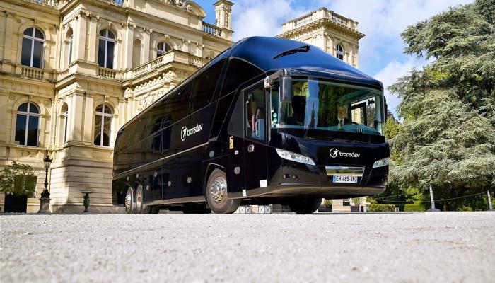Car Transdev noir devant un château