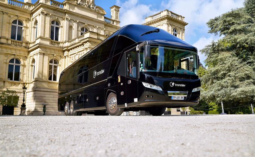 Car Transdev noir devant un château