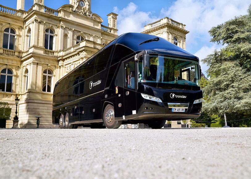 Car Transdev noir devant un château