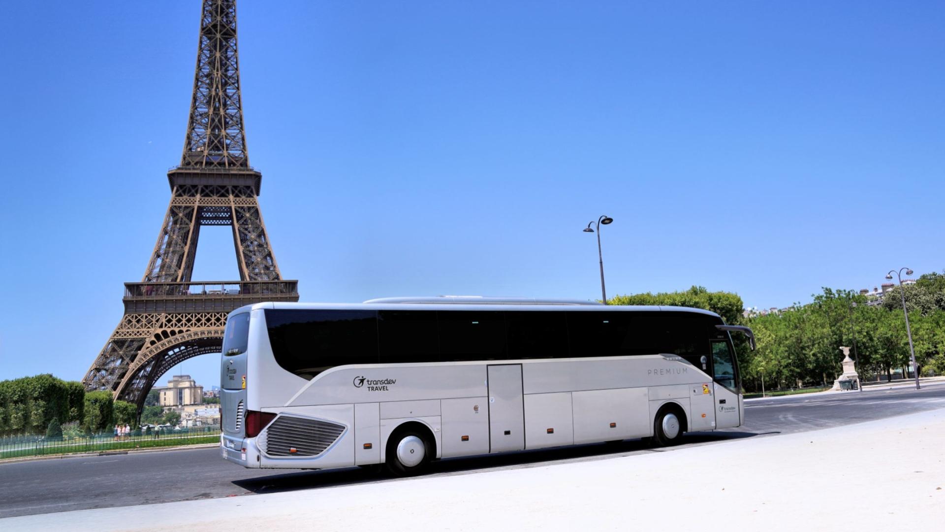 Transdev coach in front of the Eiffel Tower