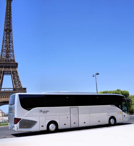 Transdev coach in front of the Eiffel Tower