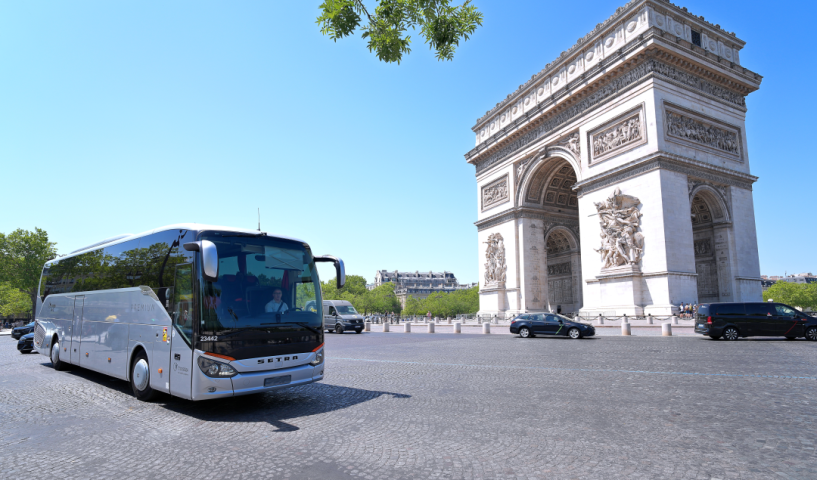 Transdev coach in front of Arc de Triomphe
