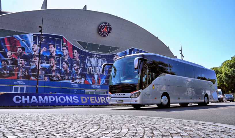 Car Transdev devant le Parc des Princes