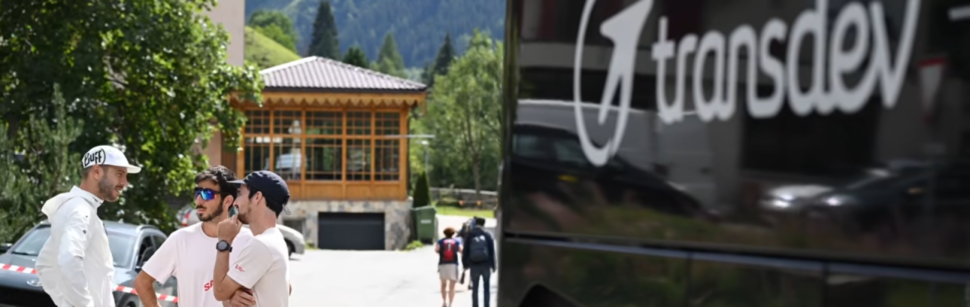 Car Transdev avec 3 coureurs