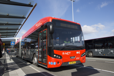 Bus rouge R Net sur une route Pays-Bas