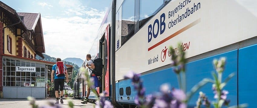 Bob ferroviaire train gare Tegernsee Allemagne passager descendant train avec sac à dos de randonner