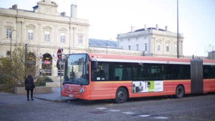 double bus rouge orange devant gare de Reims