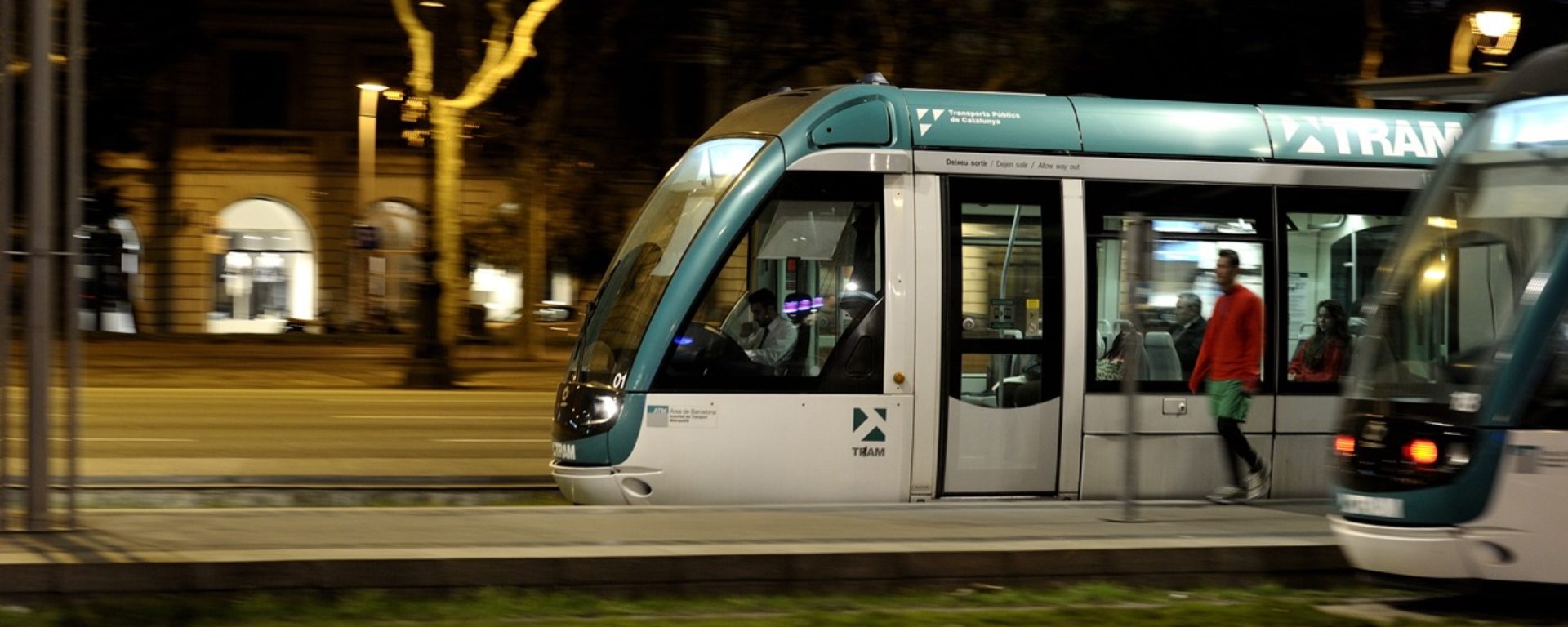 Deux Tramway Tram vert blanc traversant Barcelone nuit vitesse