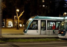 Deux Tramway Tram vert blanc traversant Barcelone nuit vitesse