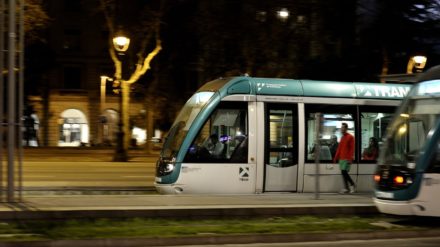 Deux Tramway Tram vert blanc traversant Barcelone nuit vitesse