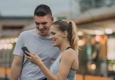 Un homme et une femme regardant un téléphone