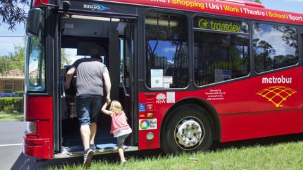 bus metrobus rouge sydney homme père et fille monte dans le bus embarquement