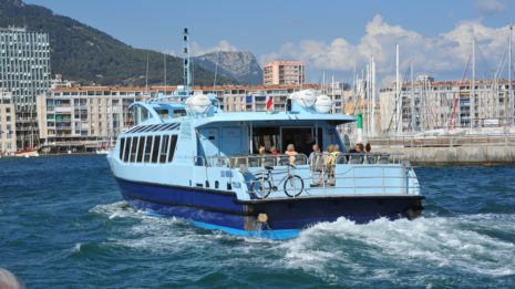 Bateau Navette maritime à Toulon traversant port avec passagers