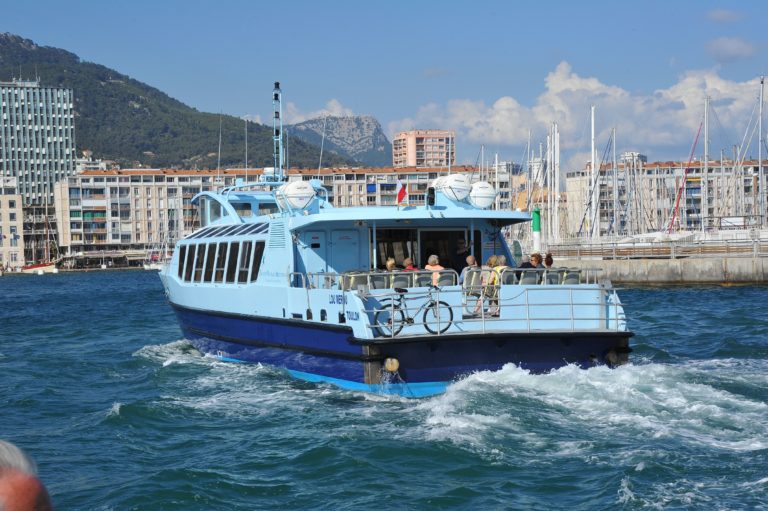 Bateau Navette maritime à Toulon traversant port avec passagers