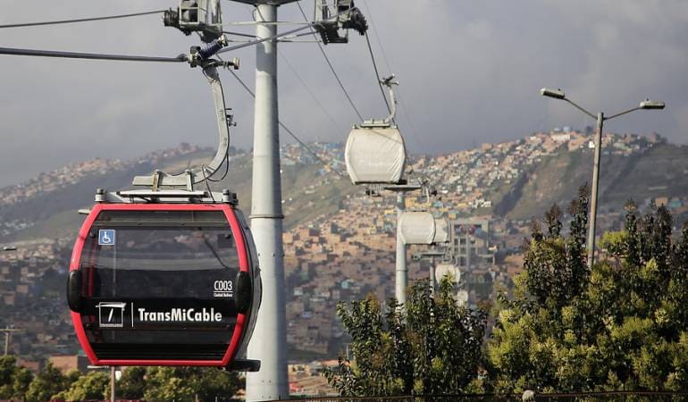 Téléphérique TransMiCable rouge avec montagne et maisons en Colombie