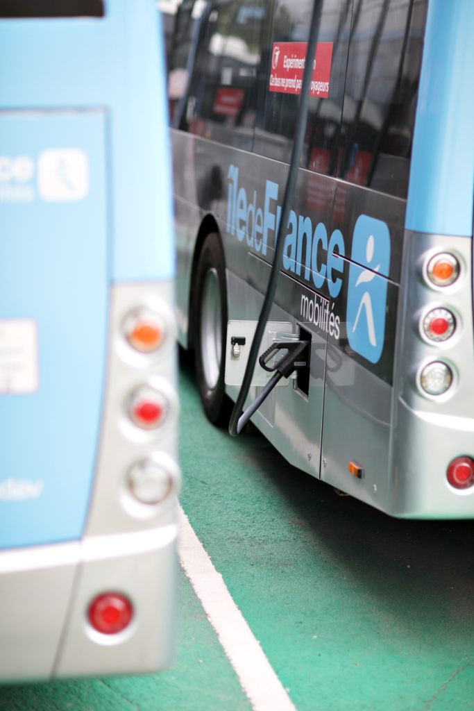 Transdev Ile de France Mobilités bus eclectrique bleu prise branché recharge