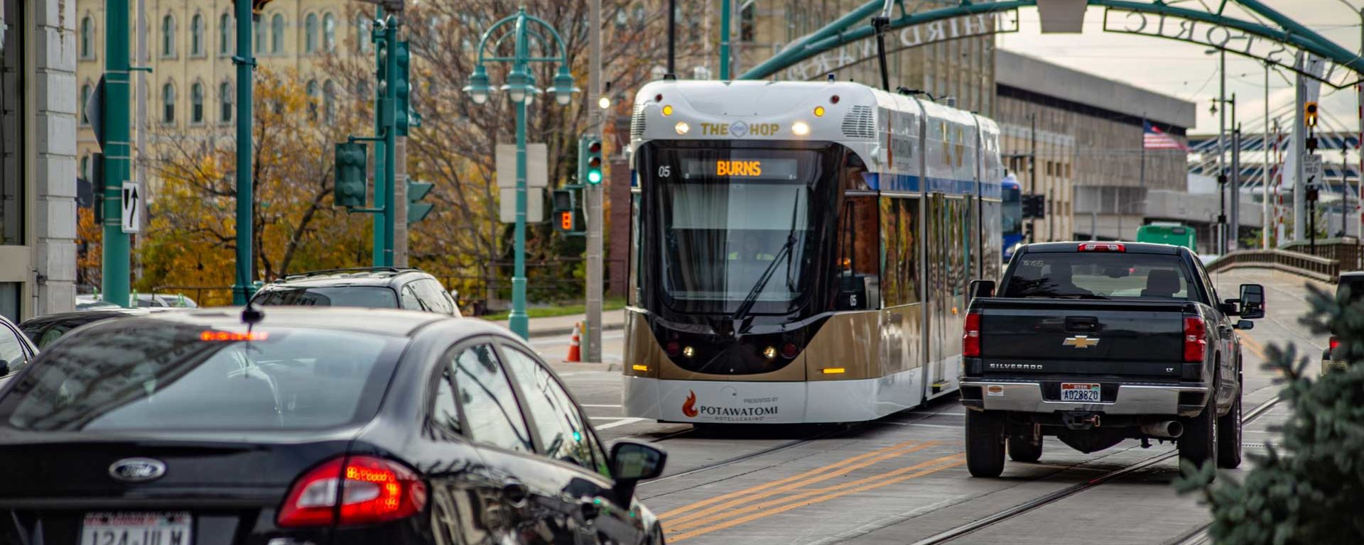 Transdev USA opérateur launch démarrage streetcar Milwaukee tramway ville circulation downtown shared traffic the hop mke