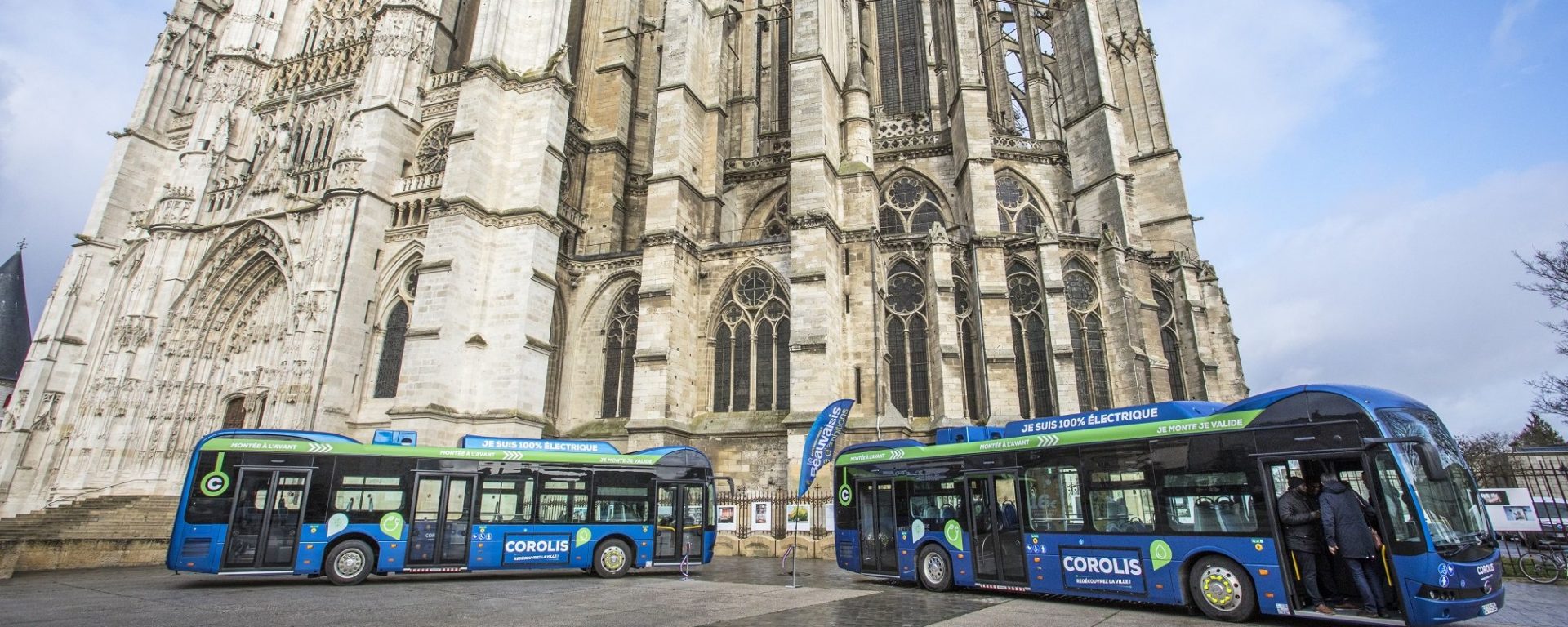 Bus_electrique_BYD_parvis_cathédraleV2