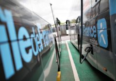 Transdev TVO Ile de France mobilités STIF bus électrique electric charge rechargement prise branchement the mobility company zéro émission - deux bus en charge dans parking