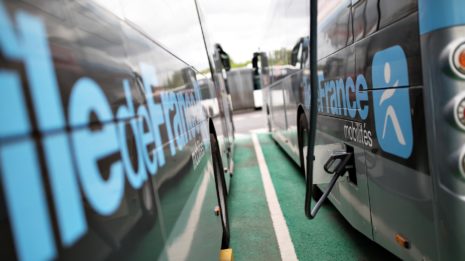 Transdev TVO Ile de France mobilités STIF bus électrique electric charge rechargement prise branchement the mobility company zéro émission - deux bus en charge dans parking