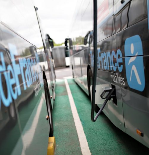 Transdev TVO Ile de France mobilités STIF bus électrique electric charge rechargement prise branchement the mobility company zéro émission - deux bus en charge dans parking
