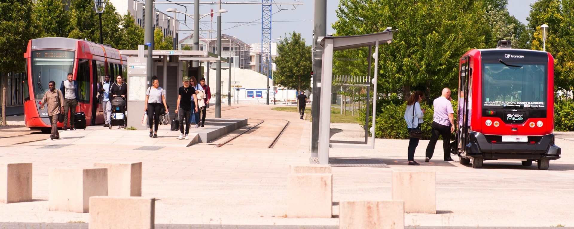 Transdev Citura Reims tramway rouge navette voiture autonome transports public passagers intermodal