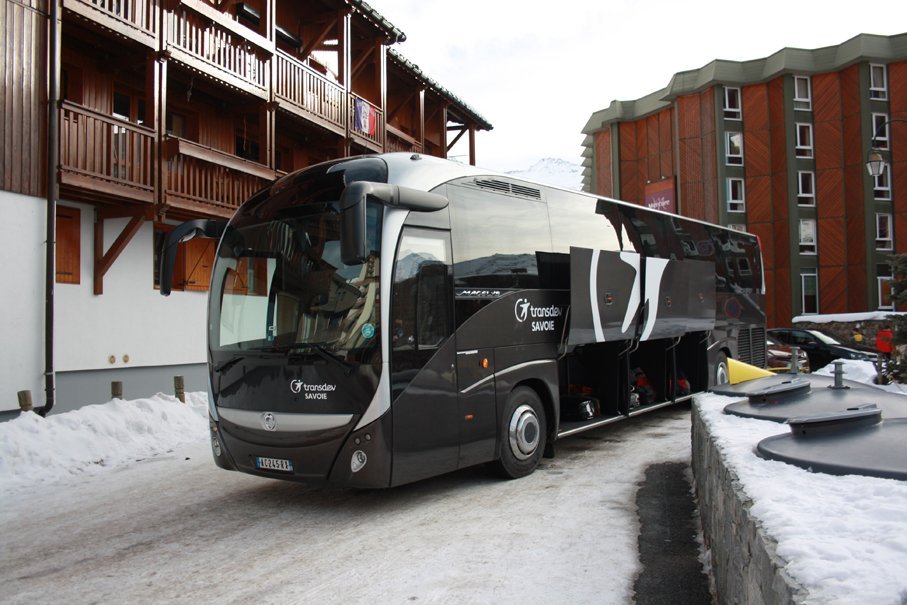 Autocar noir Transdev Savoie transport de passagers tourisme station de ski voyage