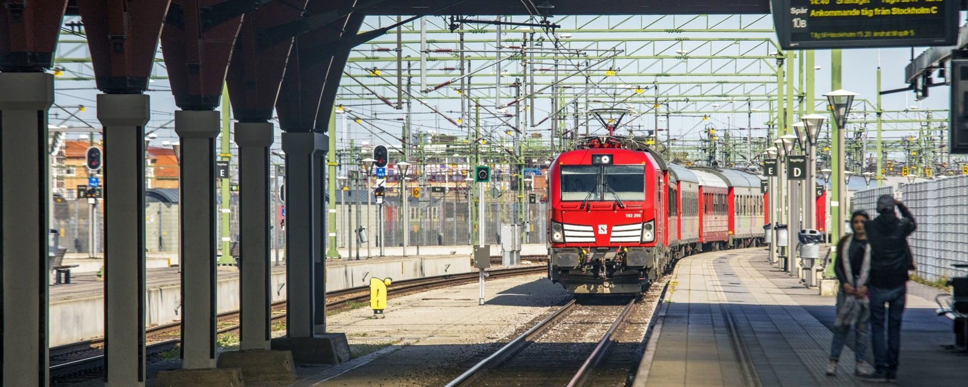 Red train Snalltaget Transdev Sweden trainstation platform passengers mobility company