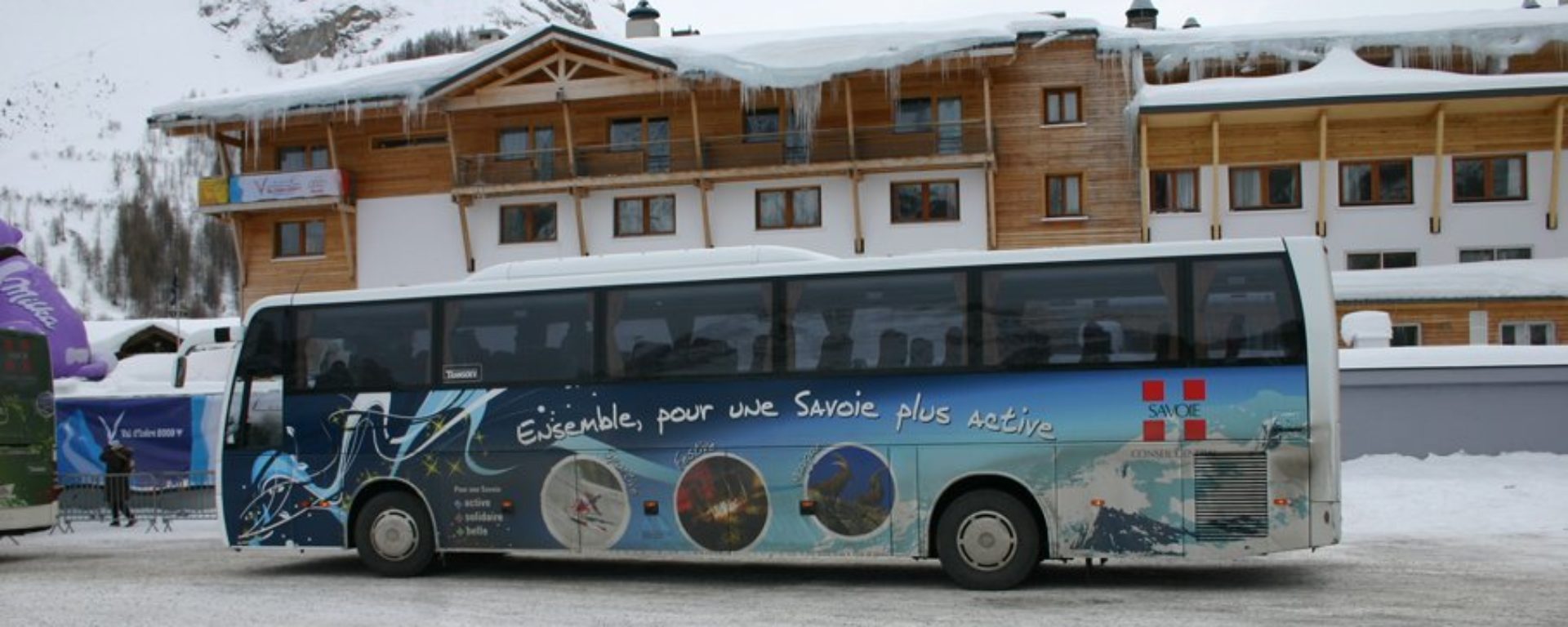car bus tourisme transport voyage montagne ski neige savoie Transdev aura