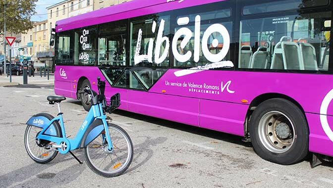 vélo bleu et bus violet Libélo à Valence Romans garé dans la rue
