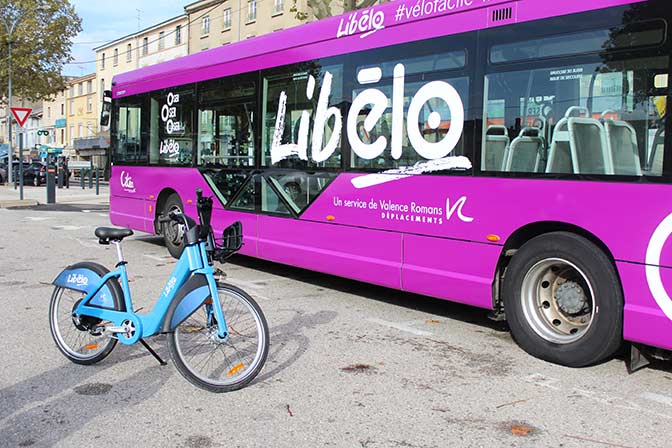 vélo bleu et bus violet Libélo à Valence Romans garé dans la rue